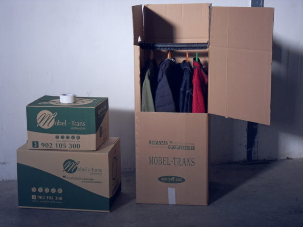 Descubre las ventajas de las cajas armario para mudanzas